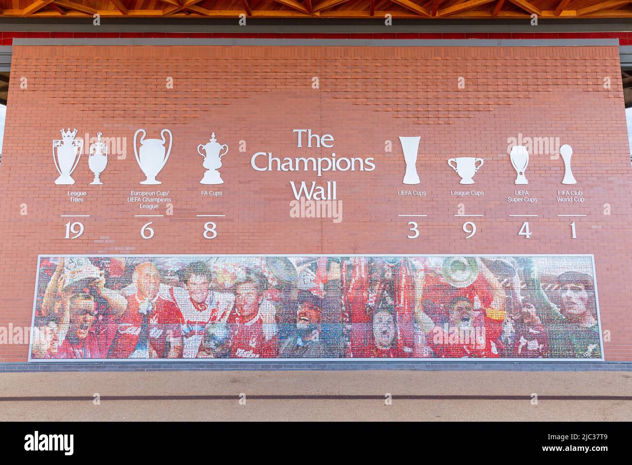Champions Wall zeigt Fußballtrophäen, die von LFC, Liverpool Football Club, Anfield Stadium, Liverpool, England, VEREINIGTES KÖNIGREICH Stockfoto