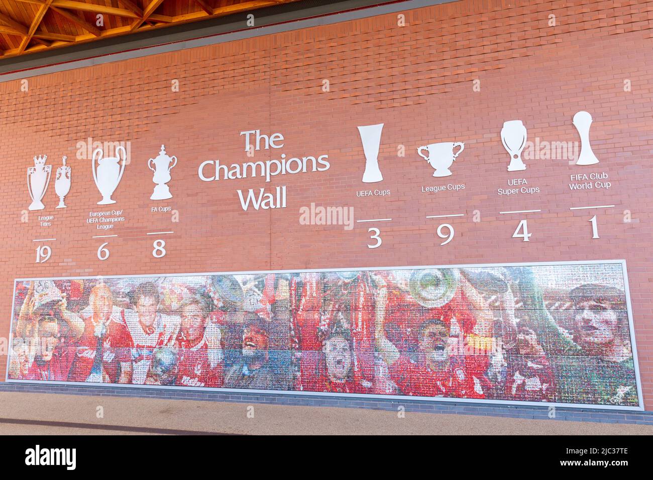 Champions Wall zeigt Fußballtrophäen, die von LFC, Liverpool Football Club, Anfield Stadium, Liverpool, England, VEREINIGTES KÖNIGREICH Stockfoto