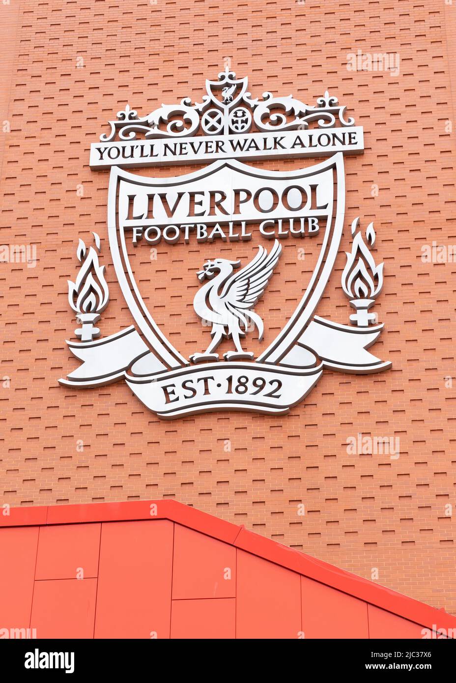 LFC-Vereinswappen an der Wand der Haupttribüne, Anfield Stadium, Liverpool, England, Großbritannien Stockfoto