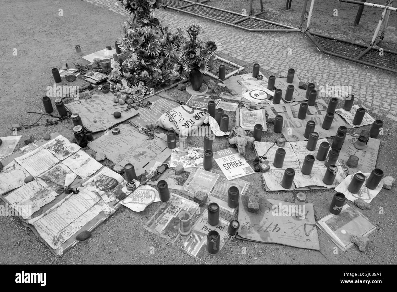 Auf der Straße gedenken Sie der Toten des Krieges in der Ukraine Stockfoto