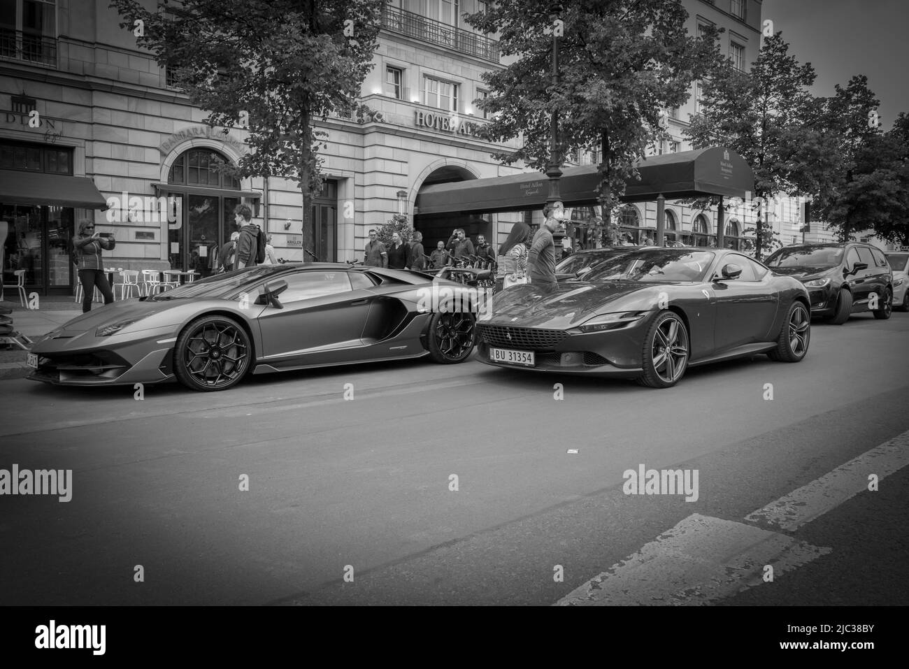 Vor dem Hotel Adlon in Berlin stehen zwei Sportwagen Stockfoto