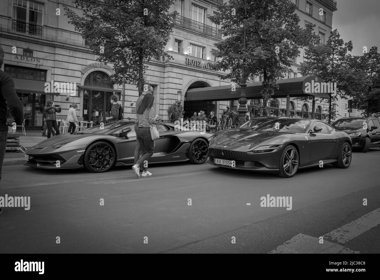 Vor dem Hotel Adlon in Berlin stehen zwei Sportwagen Stockfoto
