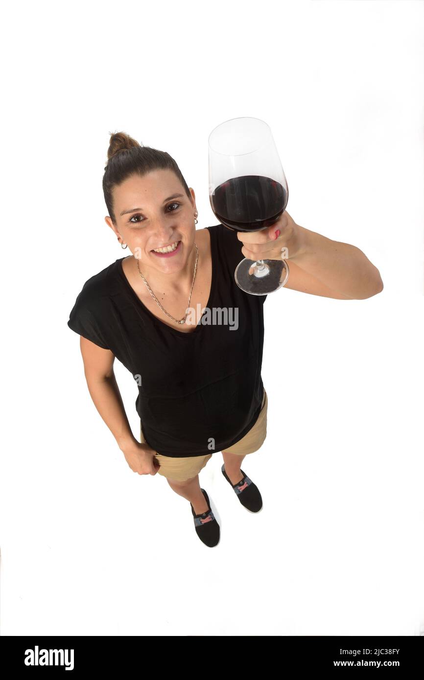 Frau hält einen Coup von Rotwein auf weißem Hintergrund Stockfoto