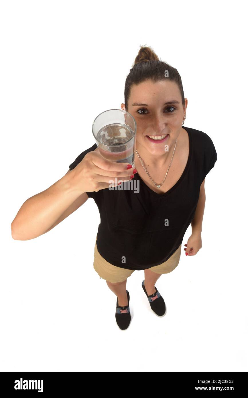 Frau mit einem Glas Wasser auf weißem Hintergrund Stockfoto