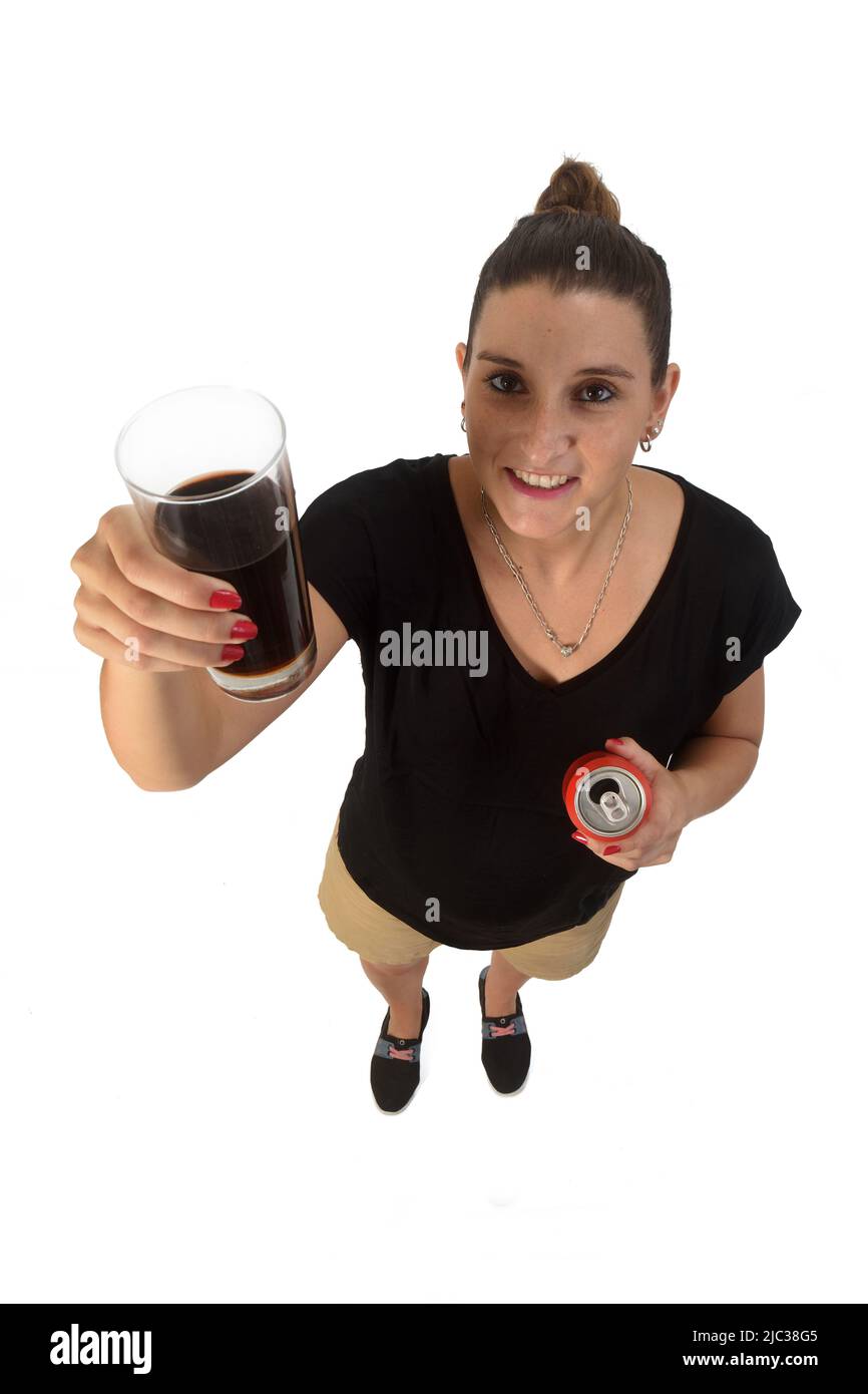 Frau mit einem Glas Cola-Soda auf weißem Hintergrund Stockfoto