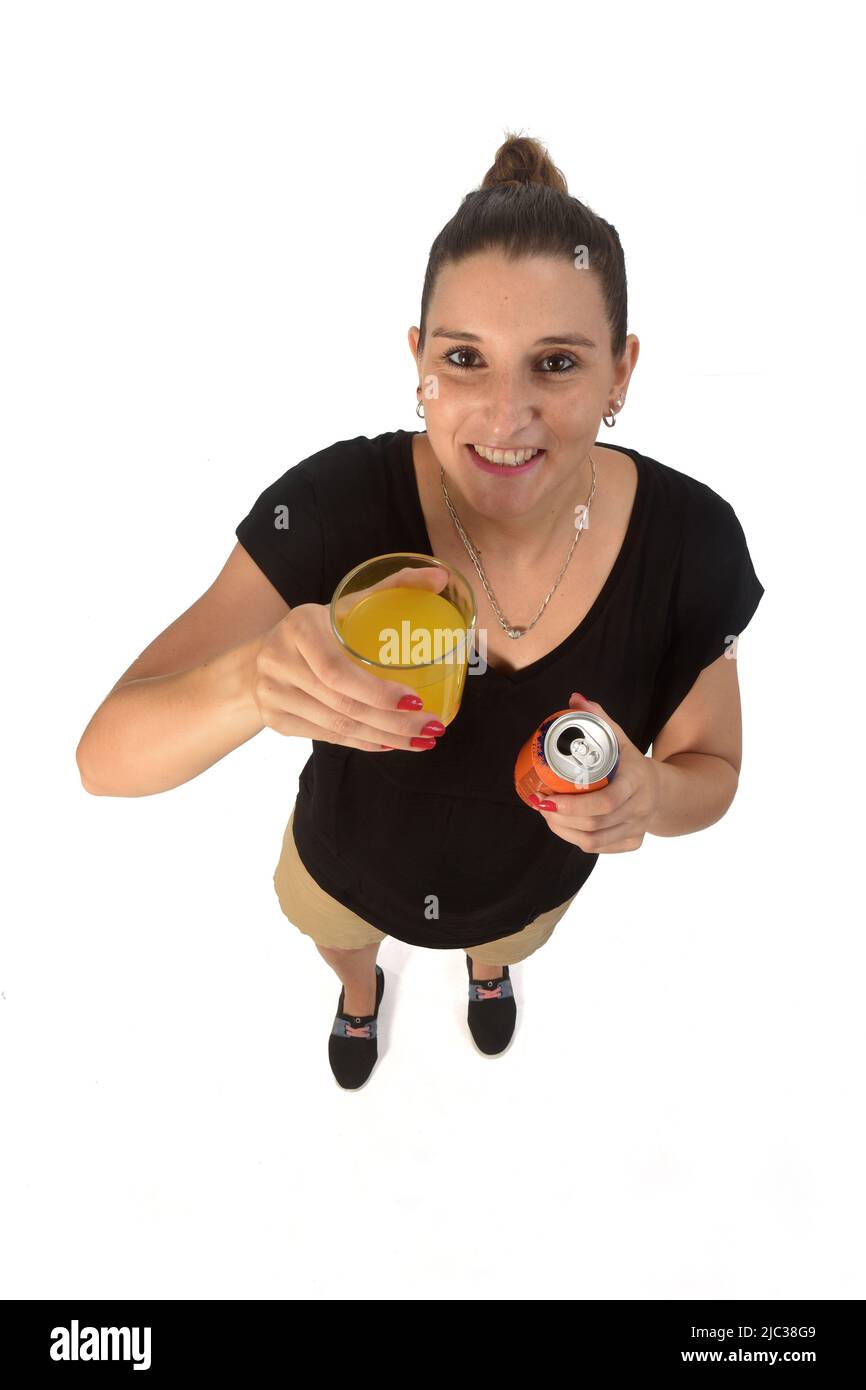 Frau, die ein Glas Orangennatron auf weißem Hintergrund hält Stockfoto