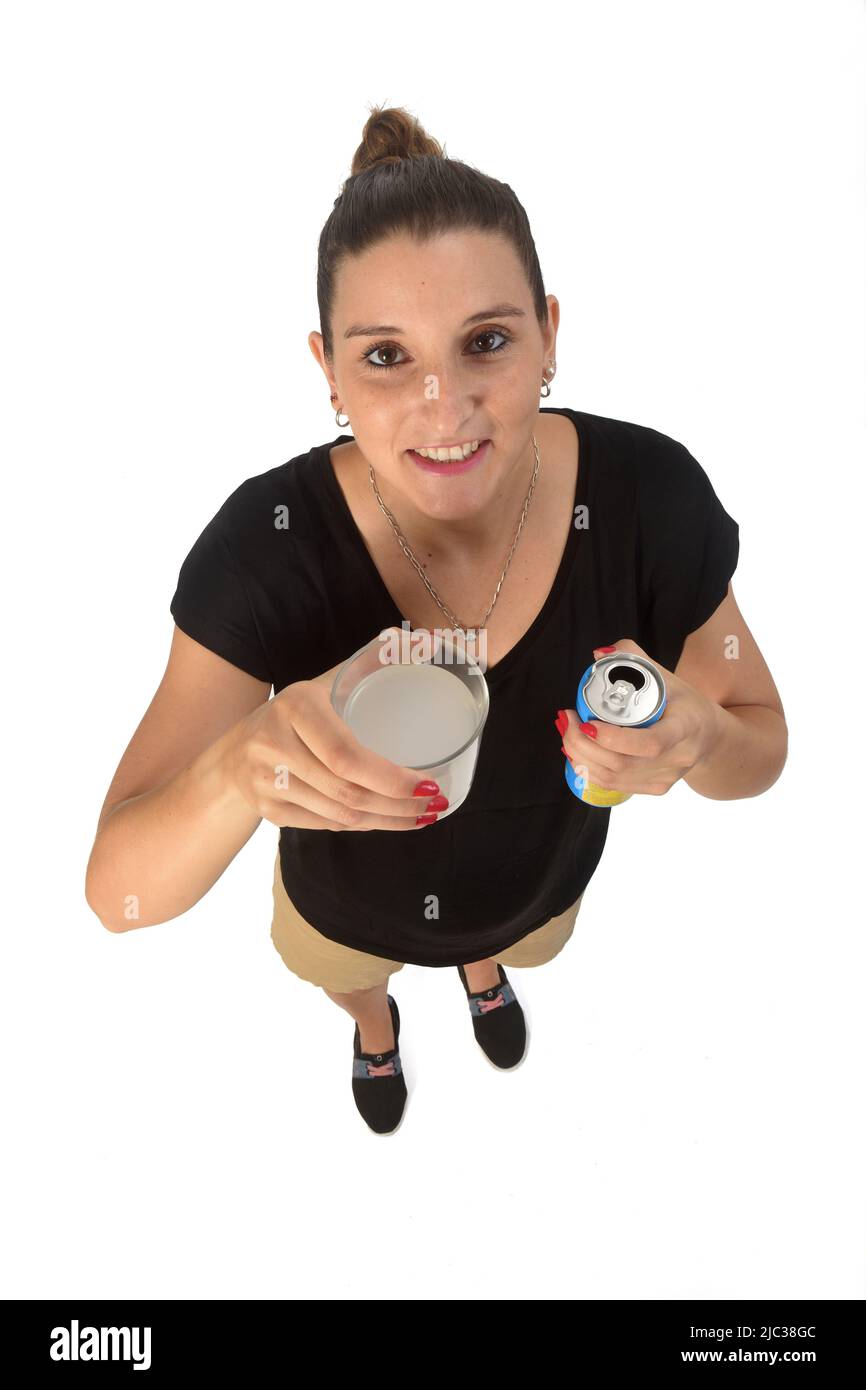Frau mit einem Glas Zitronensoda auf weißem Hintergrund Stockfoto