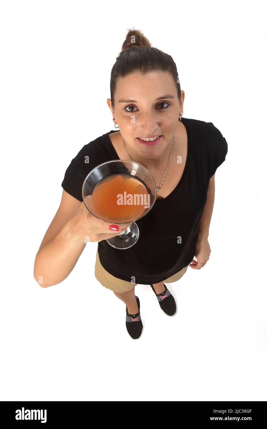 Frau mit einer Tasse Cocktail auf weißem Hintergrund Stockfoto