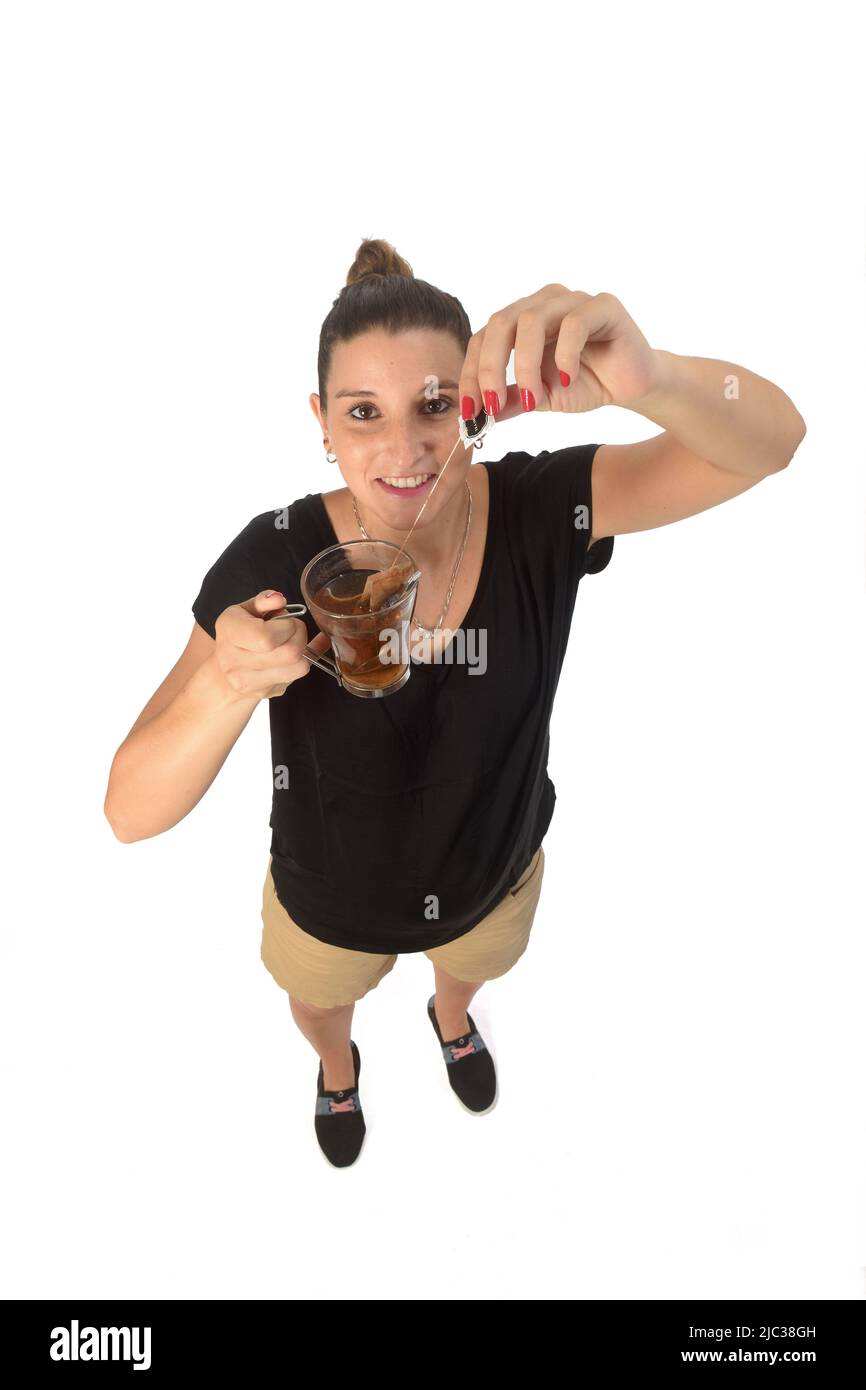 Frau hält eine Tasse Infusion auf weißem Hintergrund Stockfoto