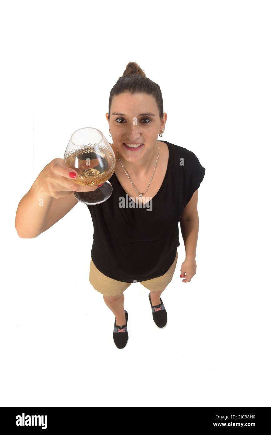 Frau mit einer Tasse Alkohol auf weißem Hintergrund Stockfoto