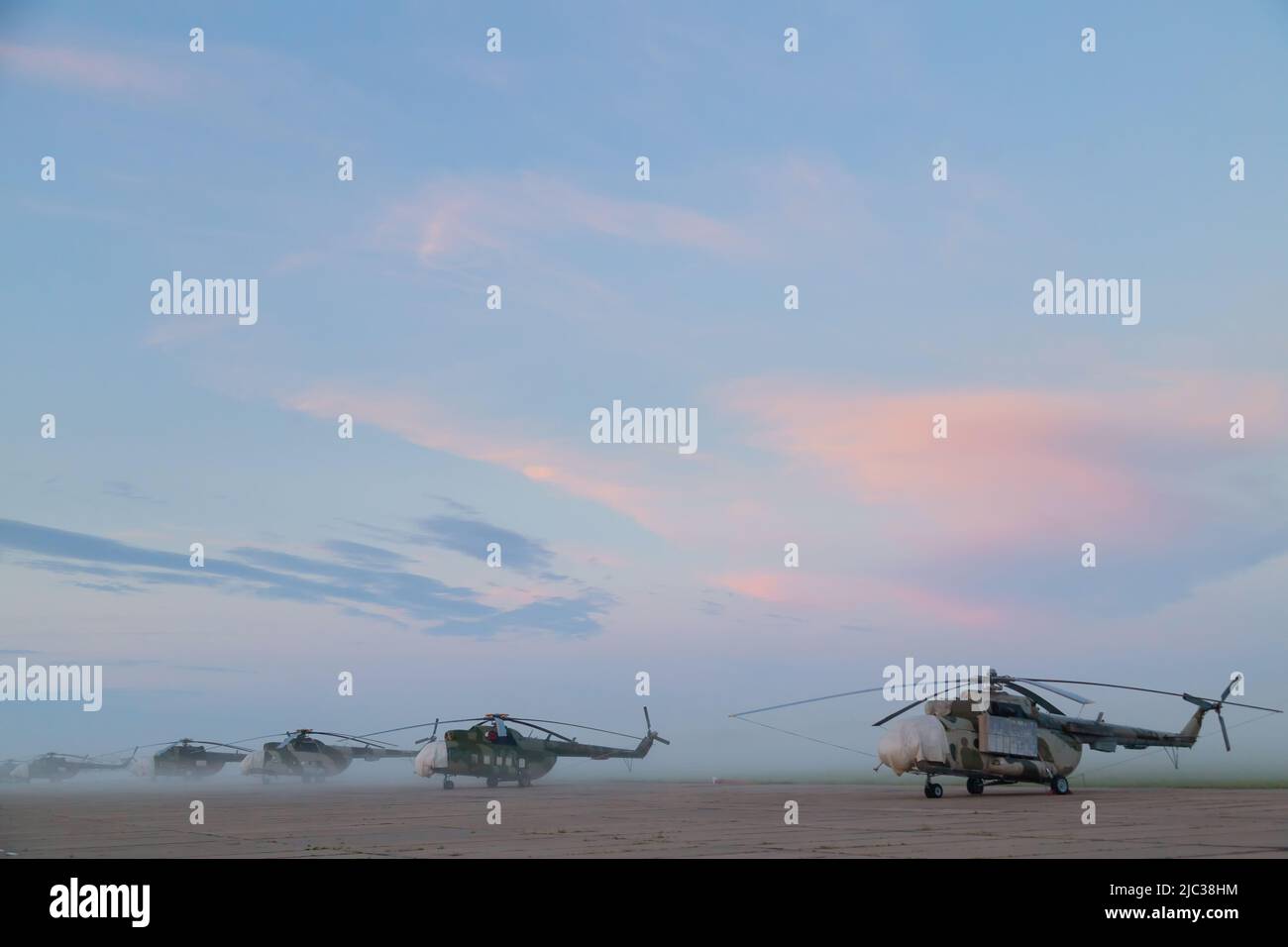 Militärhubschrauber MI-8 am frühen Morgen vor Sonnenaufgang auf dem Flugplatz Stockfoto