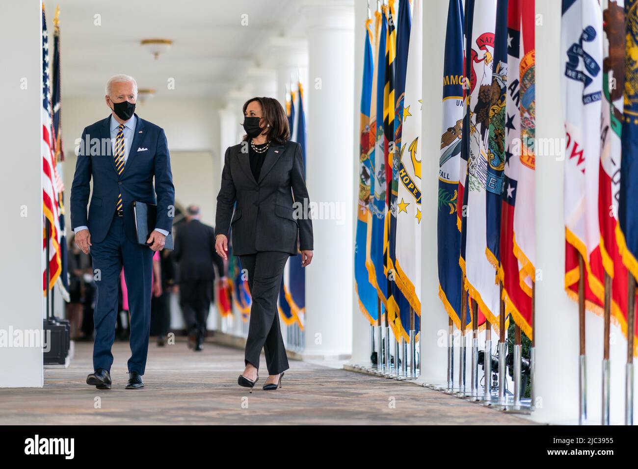 Präsident Joe Biden und Vizepräsident Kamala Harris gehen am Freitag, den 12. März 2021, vom Rosengarten des Weißen Hauses zum Oval Office, nachdem sie die Verabschiedung des amerikanischen Rettungsplans gefeiert haben. Stockfoto