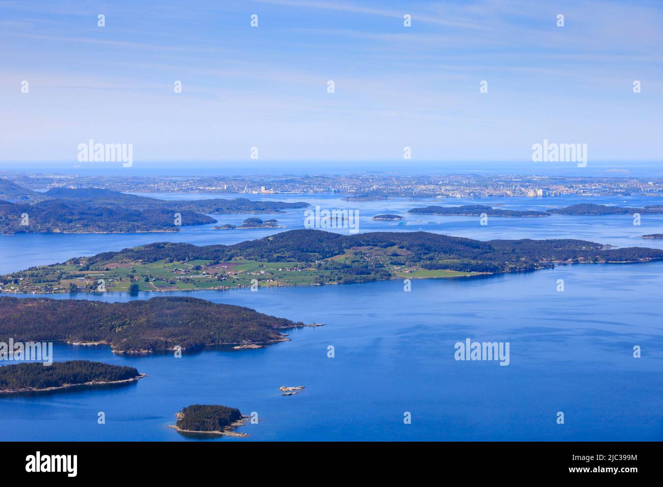 Fliegen Sie mit dem Hubschrauber von Nordosten über den Fjord in Richtung Stavanger. , Norwegen Stockfoto