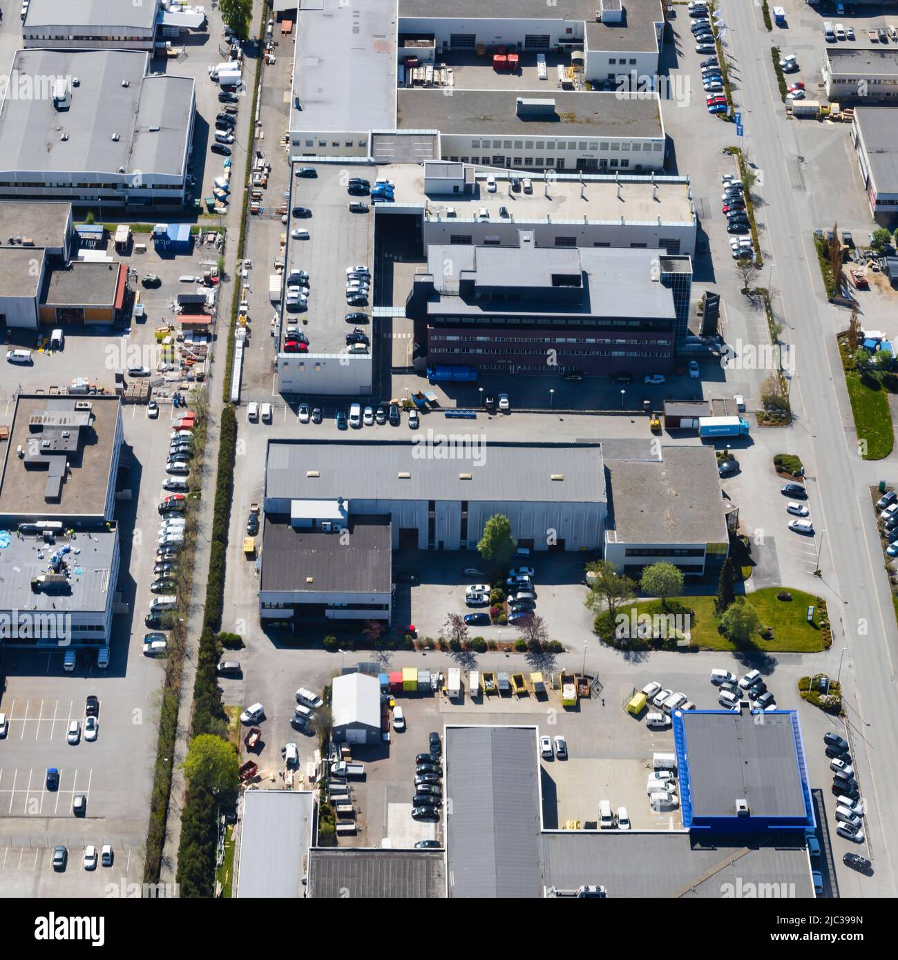 Großes Einkaufszentrum mit Einzelhandel und Industriepark. Von oben, Luftaufnahme. Stavanger, Norwegen Stockfoto