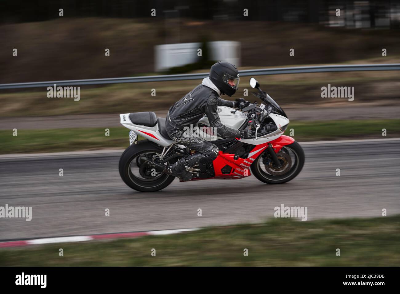 04-06-2022 Riga, Lettland Unidentifizierter Amateur-Motorradfahrer auf der Yamaha R1 Stockfoto