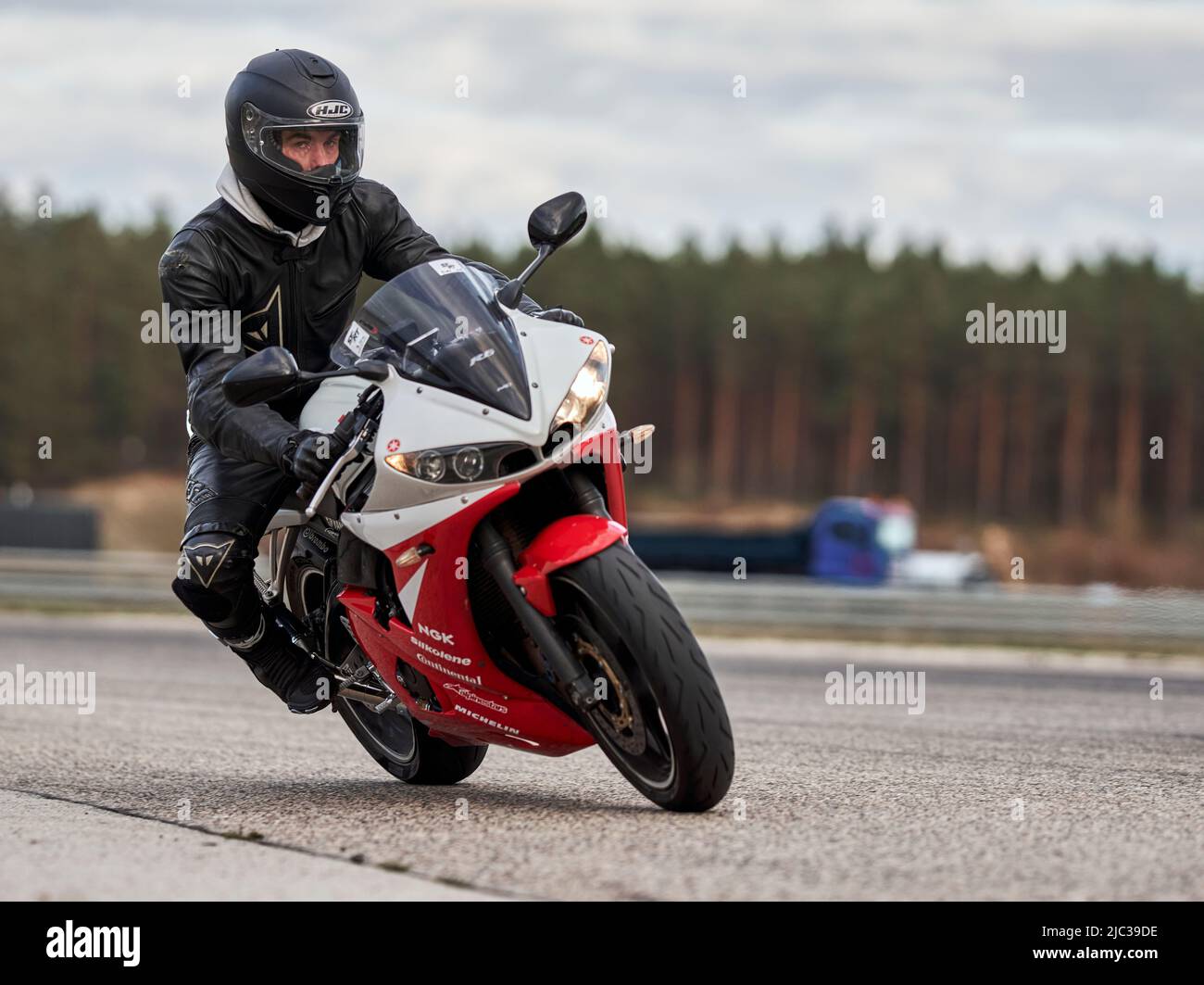 04-06-2022 Riga, Lettland Unidentifizierter Amateur-Motorradfahrer auf der Yamaha R1 Stockfoto