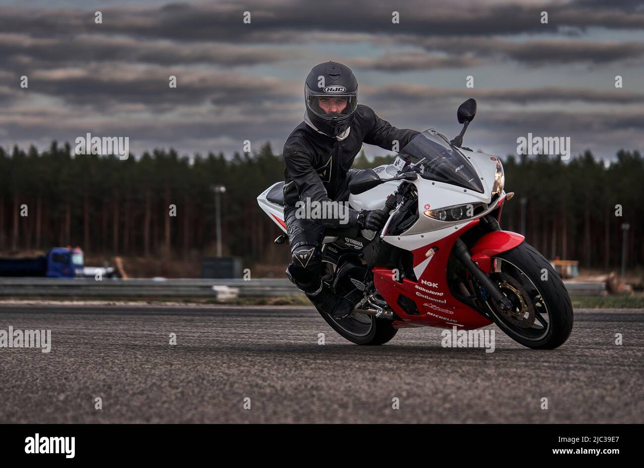 04-06-2022 Riga, Lettland Unidentifizierter Amateur-Motorradfahrer auf der Yamaha R1 Stockfoto