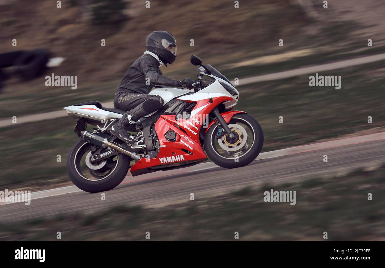 04-06-2022 Riga, Lettland Unidentifizierter Amateur-Motorradfahrer auf der Yamaha R1 Stockfoto