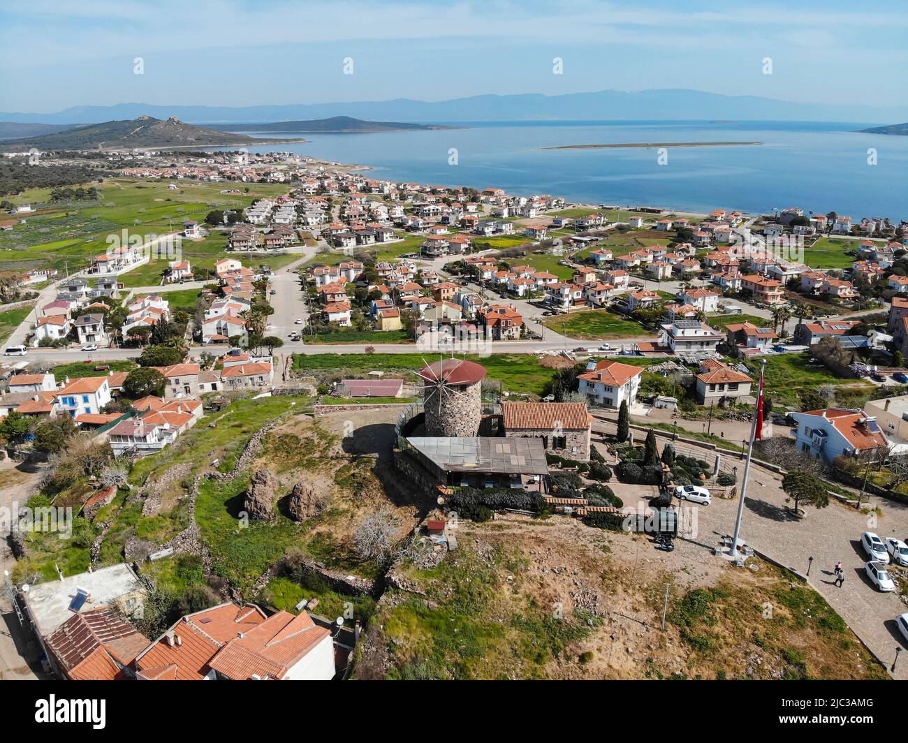 Windmühle Antenne. Cunda Island Blick von oben. Alte Windmühle auf der türkischen Insel Cunda Stockfoto
