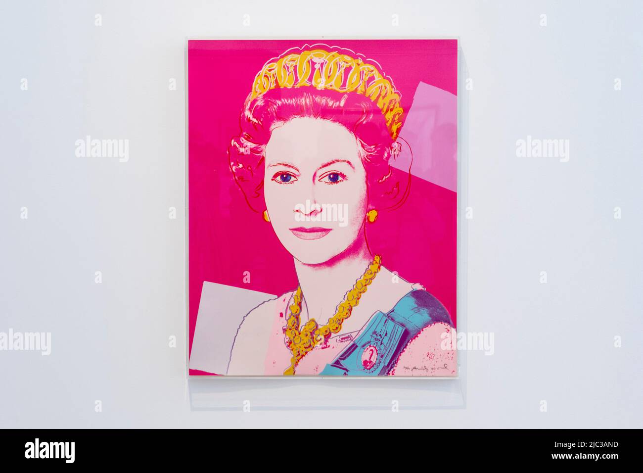 Andy Warhols ‘Queen Elizabeth II of the United Kingdom’ wird heute bei Phillps verkauft. Der Wert wird auf £100.000 – 150.000 geschätzt. Integrieren Stockfoto