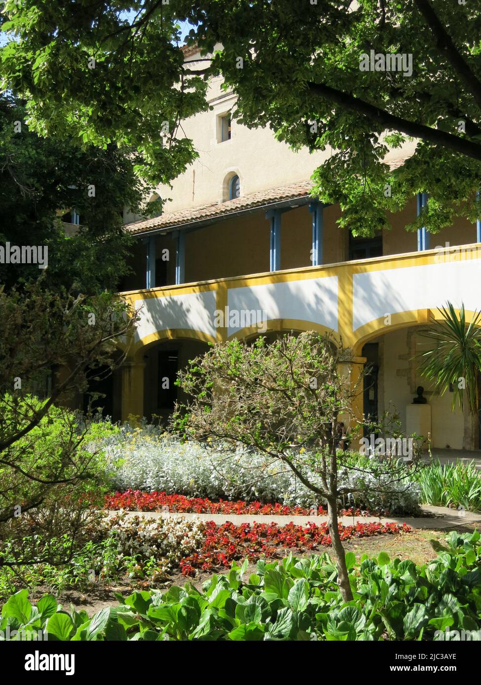 Nach der Bemalung des Gartens und der markanten gelben Bögen im Krankenhaus in Arles im Jahr 1889 ist der farbenfrohe Innenhof als Espace Van Gogh erhalten geblieben. Stockfoto