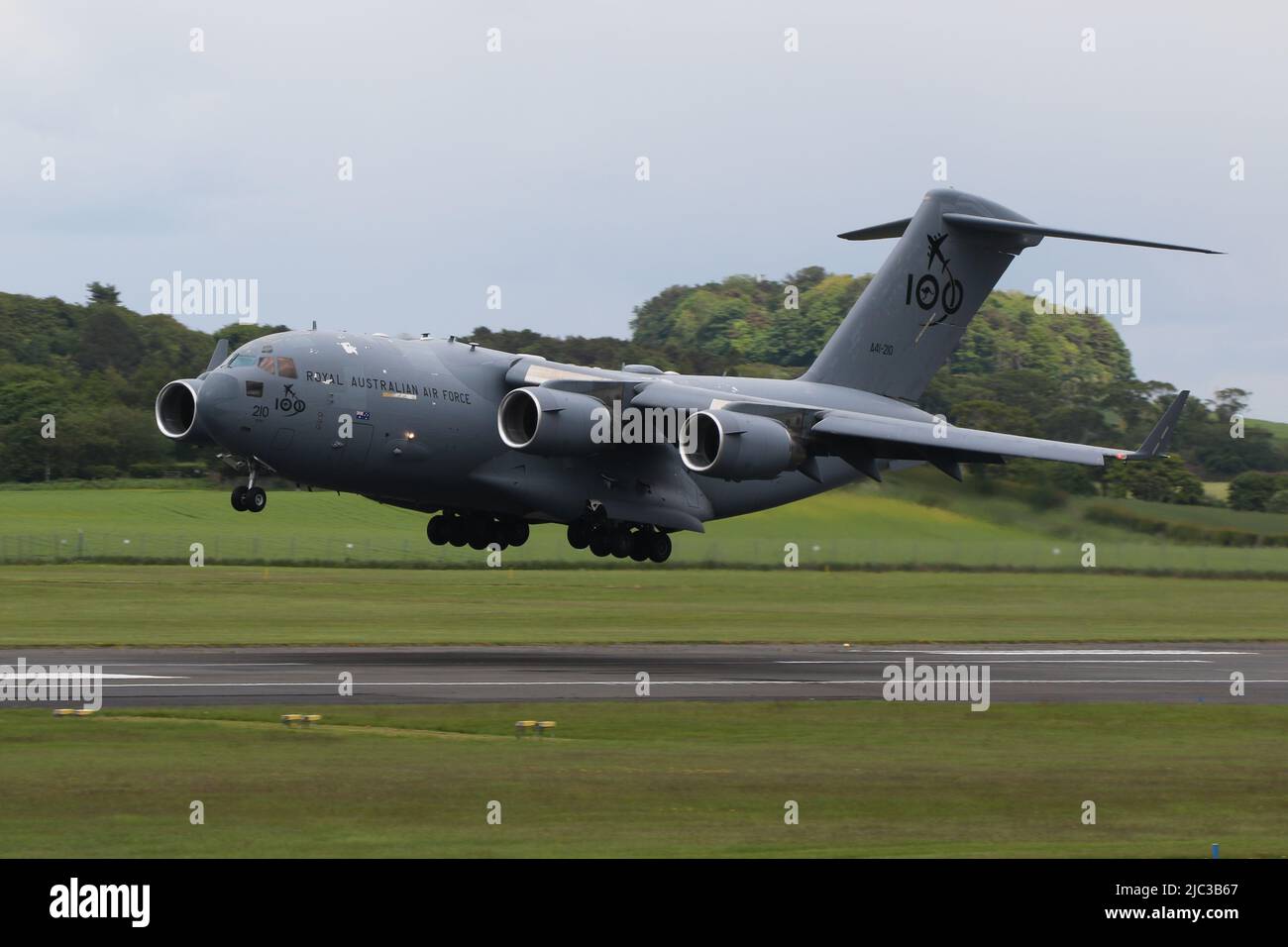 Die A41-210, eine Boeing C-17 Globemaster III, die von der Royal Australian Air Force (RAAF) betrieben wird, trägt Markierungen zum hundertjährigen Bestehen der Truppe und erreicht den Prestwick International Airport in Ayrshire, Schottland. Stockfoto