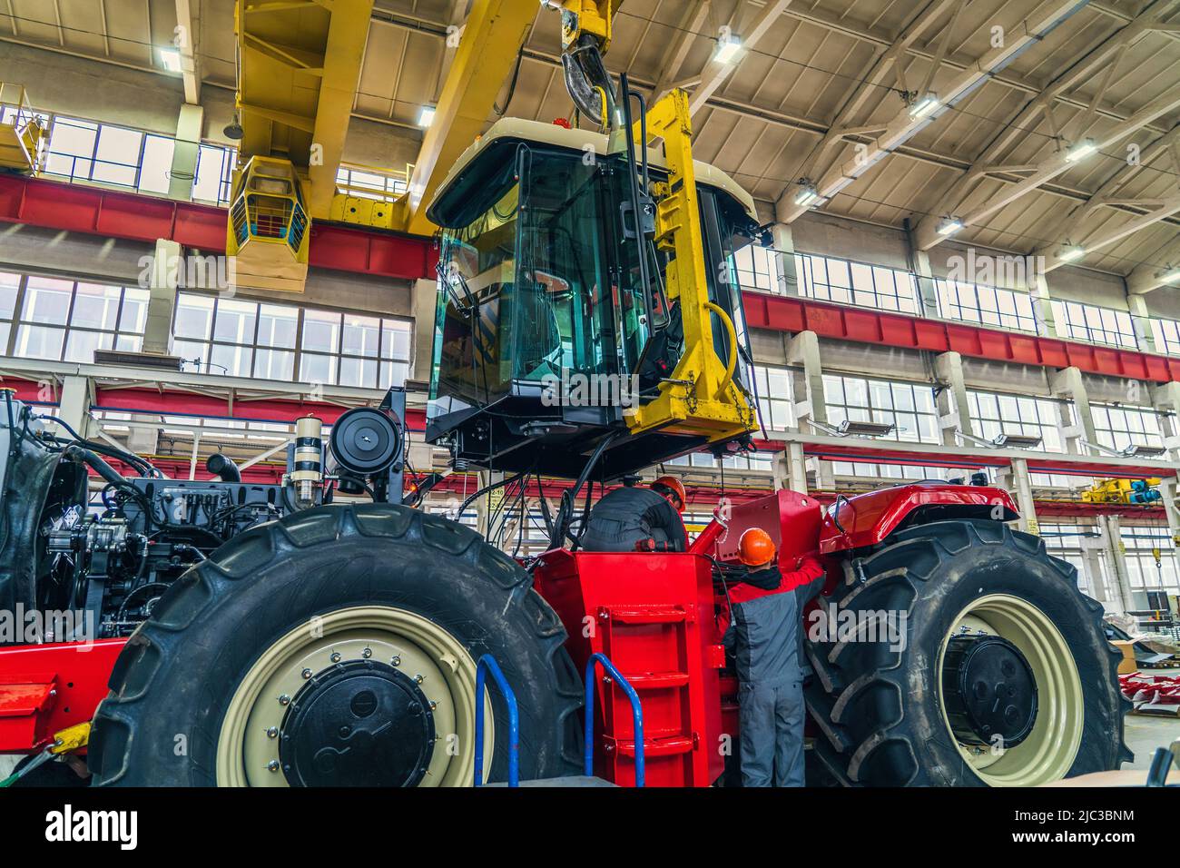 Förderlinie für die Montage von Traktoren oder Mähdreschern im Werk für die Produktion von industriellen landwirtschaftlichen Maschinen. Stockfoto