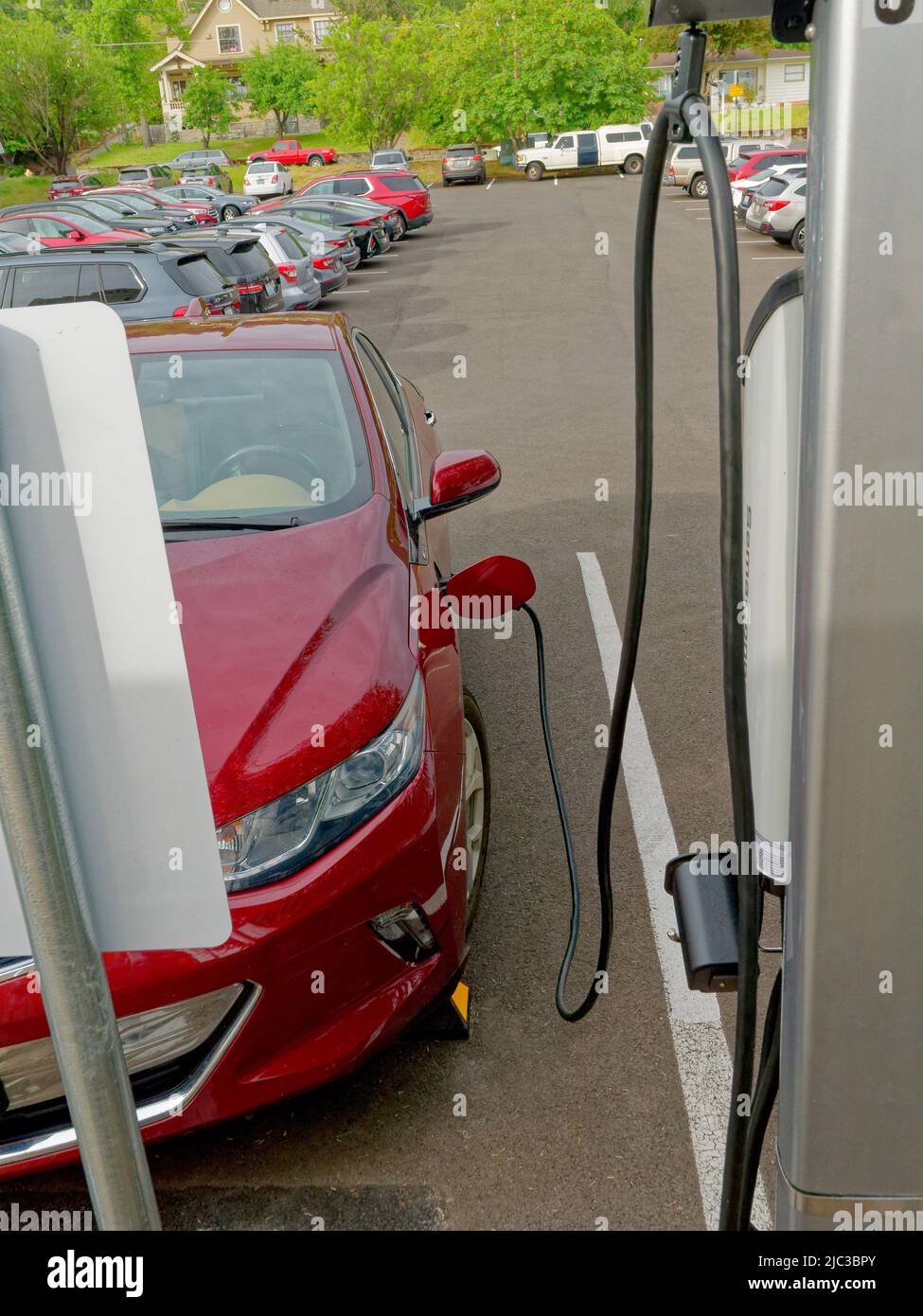 In Ashland, Oregon, bietet das Hotel Ashland Springs vier Ladestationen für Elektrofahrzeuge. Symbol auf dem Parkplatz, der für Elektroautos reserviert ist (Chevrolet Volt Seen Charging) Stockfoto