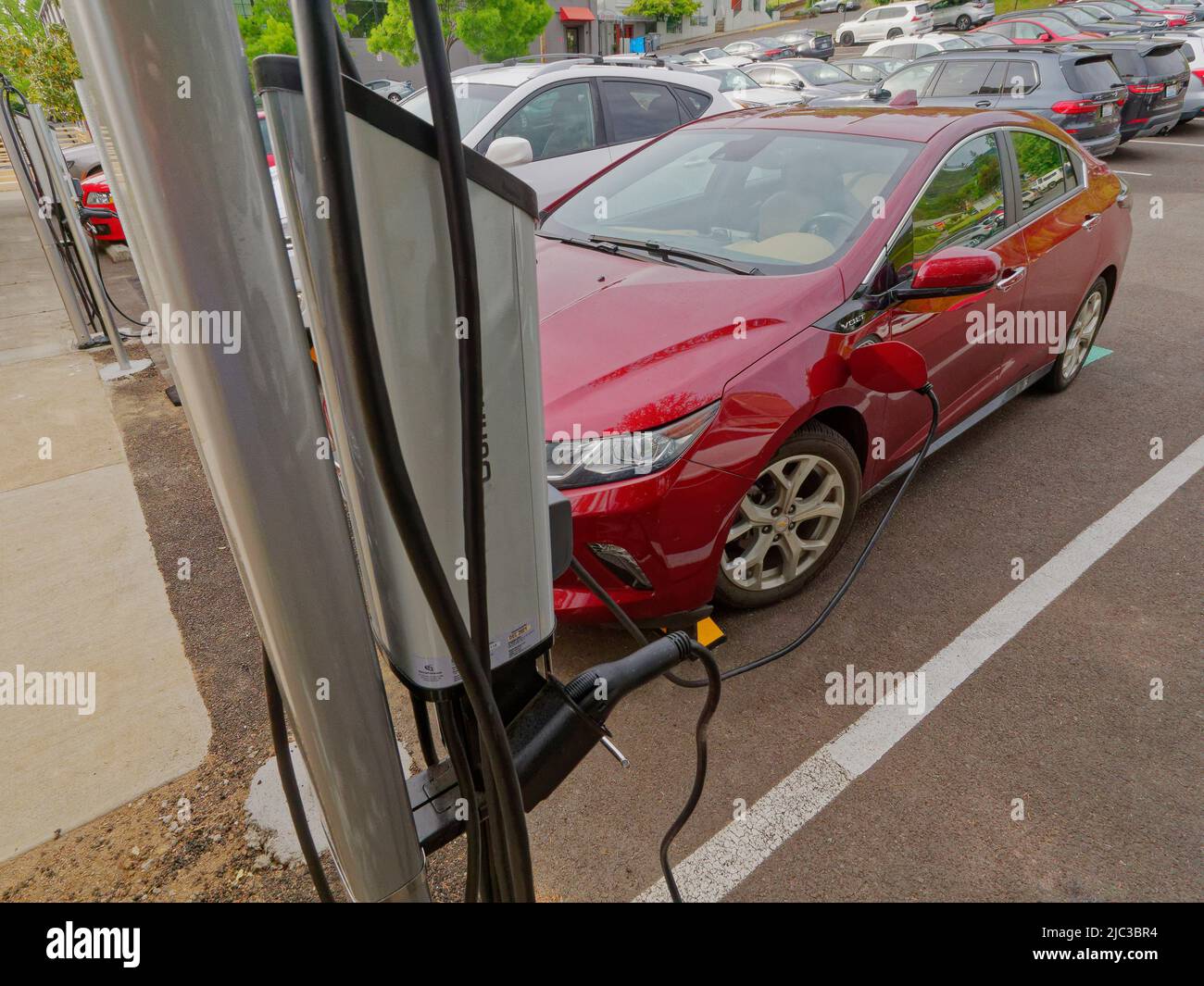 In Ashland, Oregon, bietet das Hotel Ashland Springs vier Ladestationen für Elektrofahrzeuge. Symbol auf dem Parkplatz, der für Elektroautos reserviert ist (Chevrolet Volt Seen Charging) Stockfoto