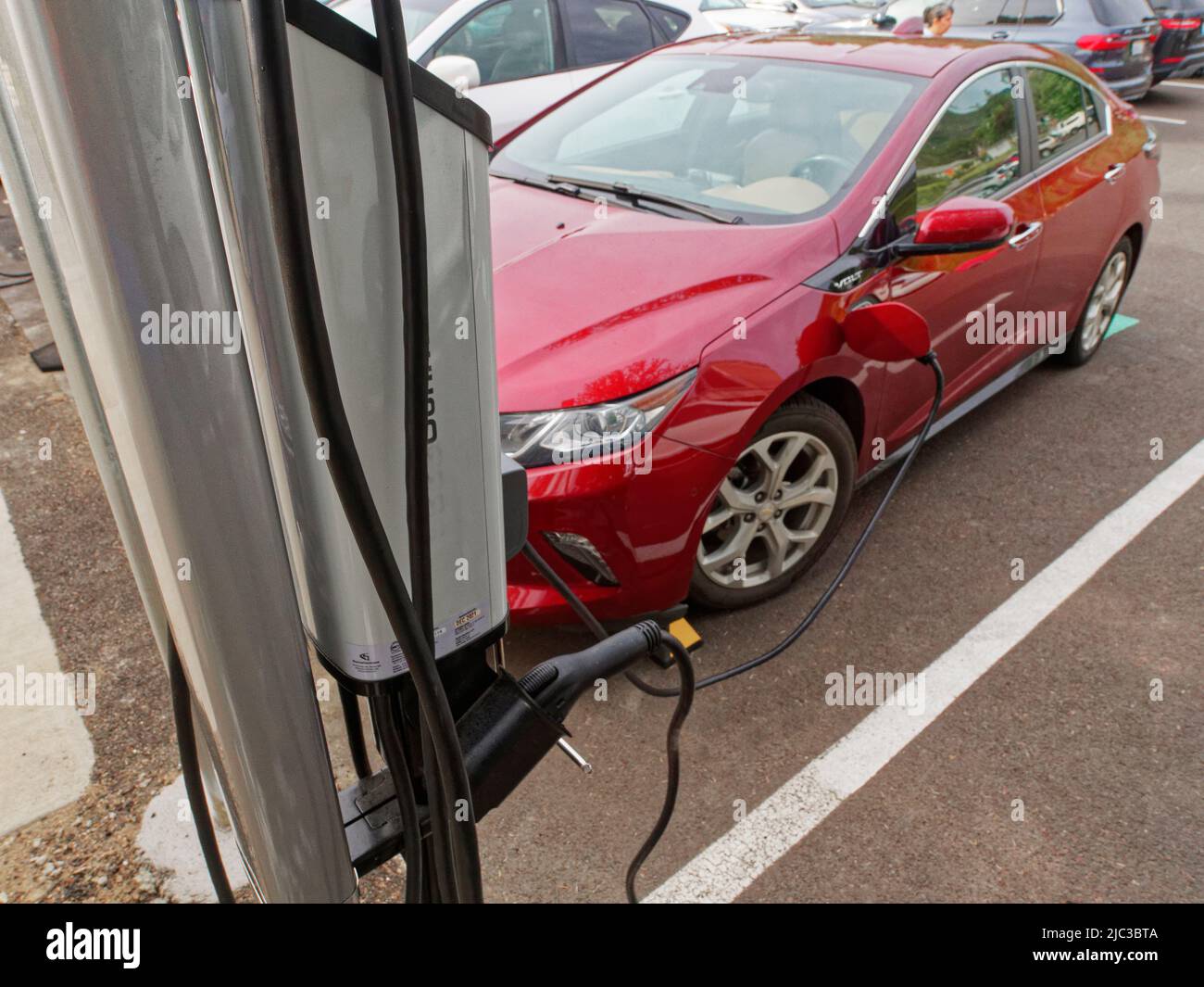 In Ashland, Oregon, bietet das Hotel Ashland Springs vier Ladestationen für Elektrofahrzeuge. Symbol auf dem Parkplatz, der für Elektroautos reserviert ist (Chevrolet Volt Seen Charging) Stockfoto