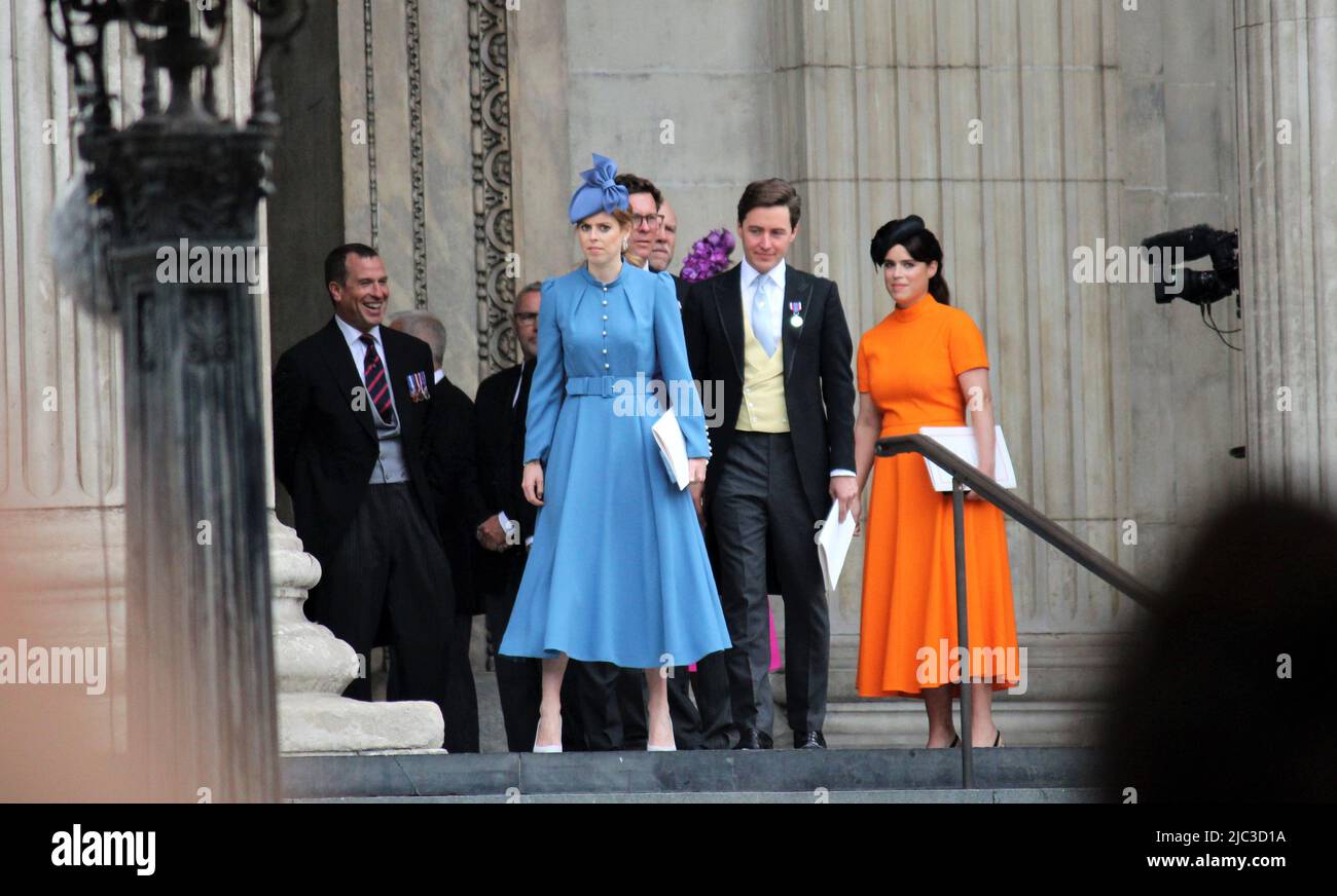 London, Großbritannien. 3.. Juni 2022. Prinzessin Eugenie und Prinzessin Beatrice kommen an - der Erntedankgottesdienst in der St. Pauls Kathedrale im Rahmen der Feierlichkeiten zum Platin-Jubiläum von Königin Elisabeth II Stockfoto