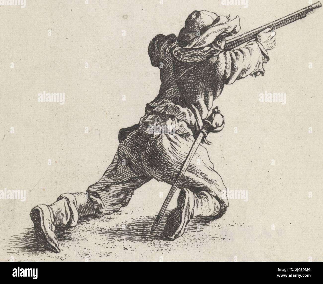 Knieende Soldaten mit Gewehr nach rechts, von hinten gesehen. An seiner Hüfte ein Schwert. Vierter Druck in einer Serie von zwölf mit Soldaten und Pferden, Soldat mit Gewehr rechts Soldats & Chevaux (Serientitel) Soldaten und Pferde (Serientitel), Druckerei: Dirk Maas, Philips Wouwerman, 1708 - 1717, Papier, Radierung, H 134 mm × B 133 mm Stockfoto