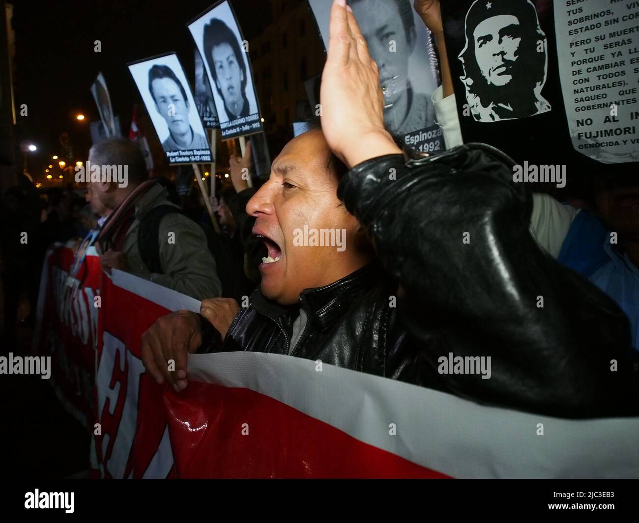 Hunderte von Menschen, die Porträts ihrer vermissten Verwandten trugen, gingen auf die Straßen von Lima, um gegen eine mögliche Begnadigung des ehemaligen Präsidenten Alberto Fujimori zu protestieren, der seine Strafe für Verbrechen gegen die Menschenrechte absetzt. Die derzeitige peruanische Regierung spekuliert mit der Möglichkeit der Begnadigung, als Instrument der Verhandlungen mit der Fujimoristischen parlamentarischen Mehrheit. Stockfoto