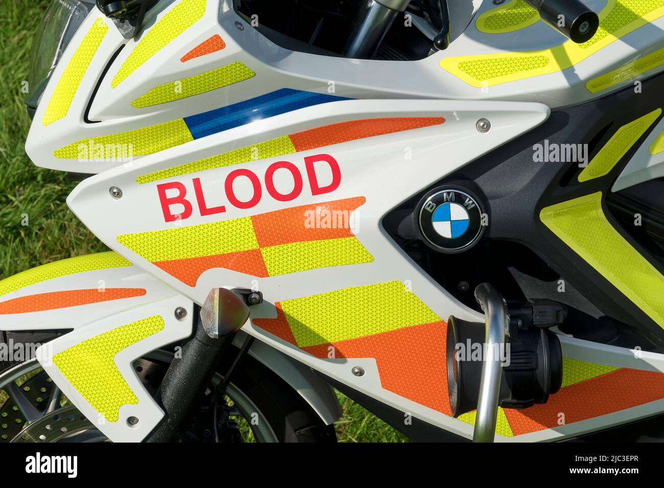 Frome, Somerset, Großbritannien - 25 2021. September: Nahaufnahme eines britischen Freifahrrads Freiwilliger Notdienst BMW F 800 GT Blood Bike (WX14 ETA) Stockfoto