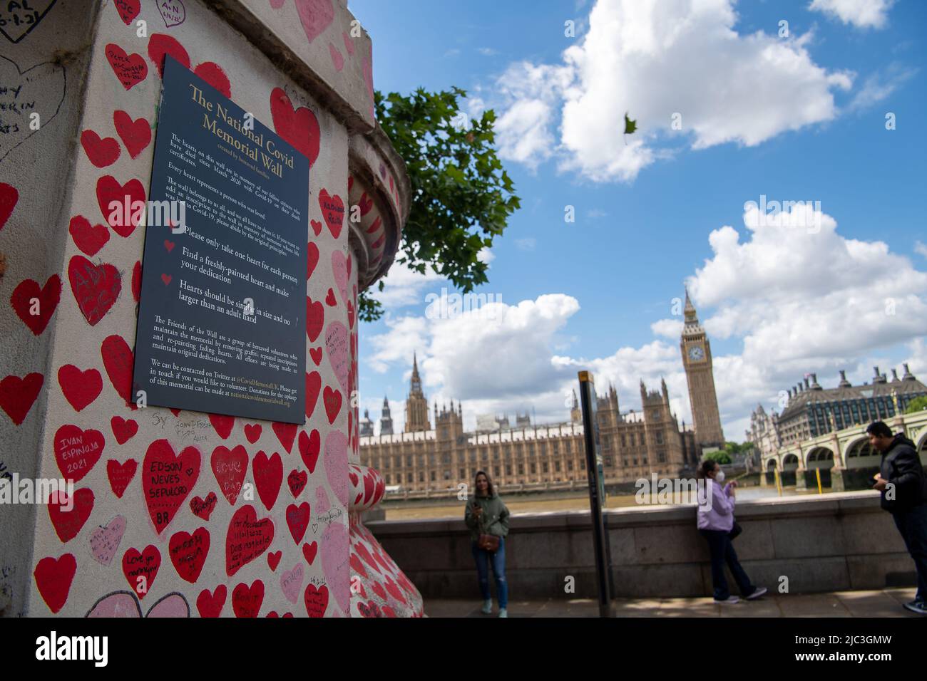 London, Großbritannien. 8.. Juni 2022. Die Zahl der täglichen Todesfälle durch Covid-19 mag jetzt viel geringer werden, aber die Covid-19 Memorial Wall neben den Ufern der Themse ist eine tragische Erinnerung an über 179.000 Menschen, die seit Beginn der Pandemie im Jahr 2020 an Covid-19 gestorben sind. Quelle: Maureen McLean/Alamy Stockfoto