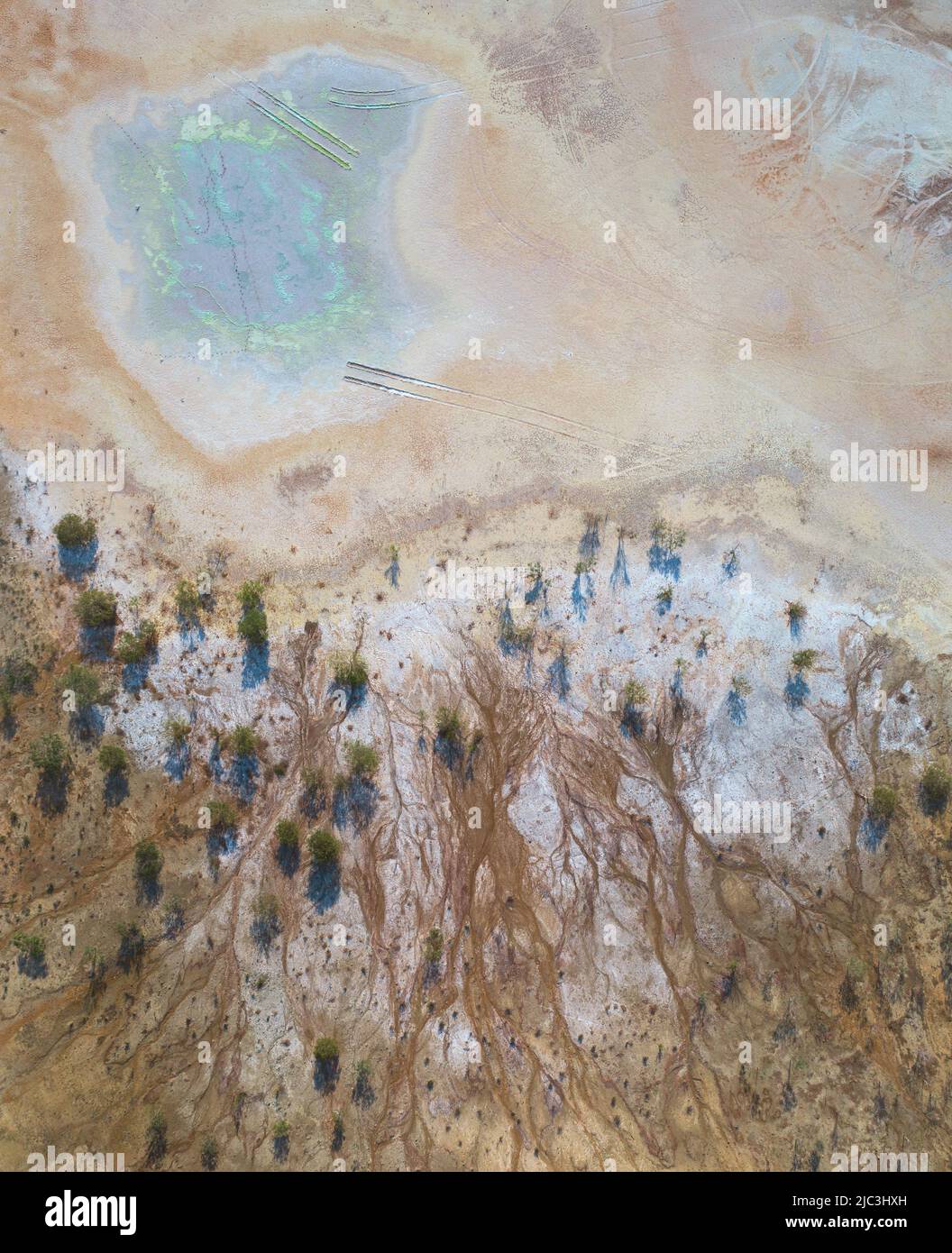 Verlassene Kupfermine im Tagebau mit bunten Flecken von Chemikalien. Giftige Minen stehen an der Oberfläche, Luftaufnahme direkt darüber Stockfoto