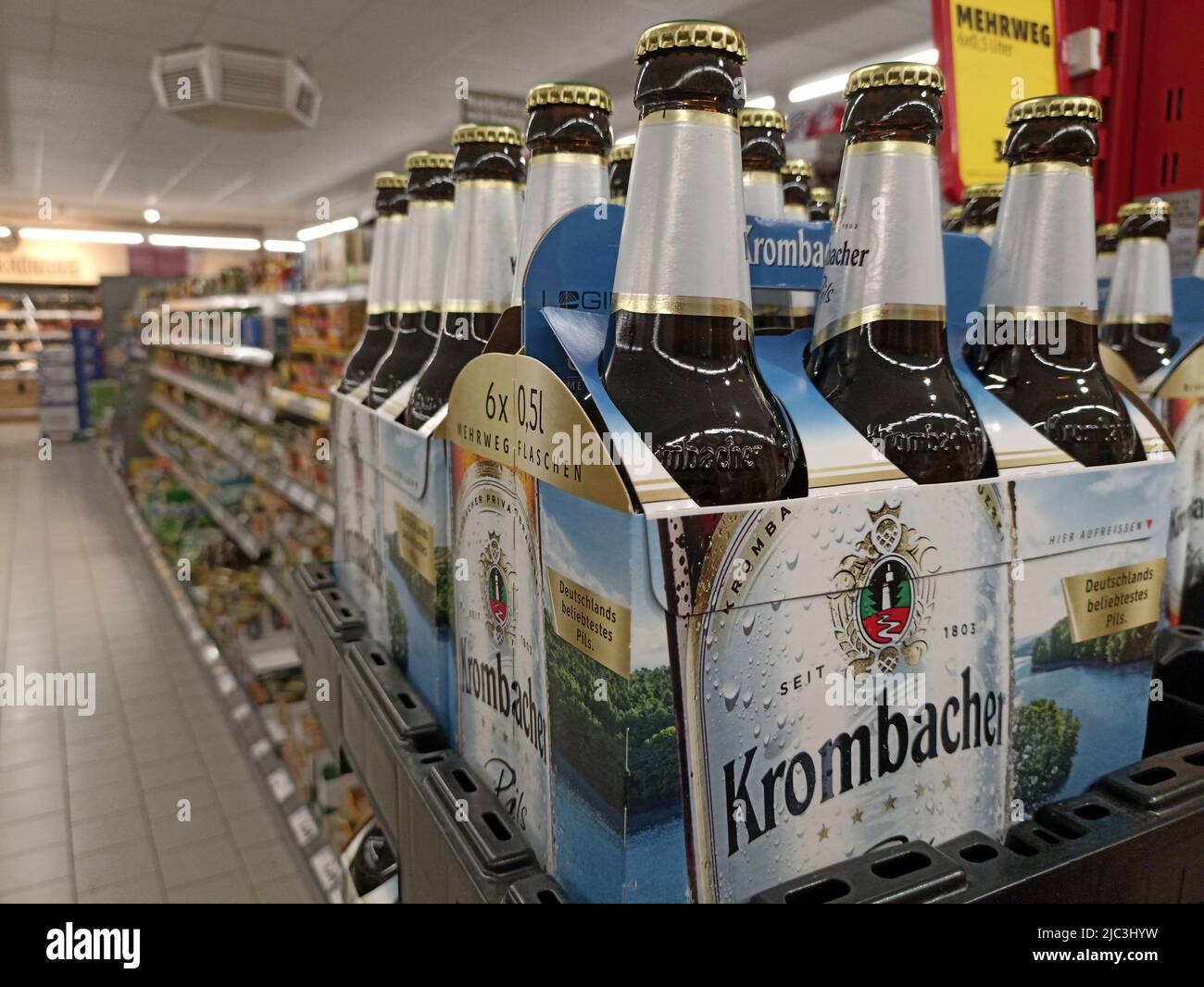 Kisten Krombacher Bier im Penny Store gesehen Stockfotografie - Alamy
