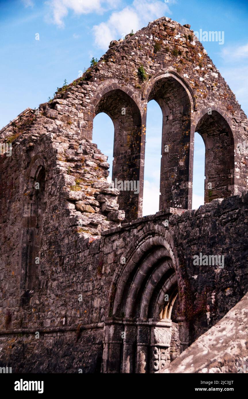 Romanischer Bogeneingang und lanzettierte Kirchenfenster der Ruinen der Cong Abbey in Cong, Irland. Stockfoto