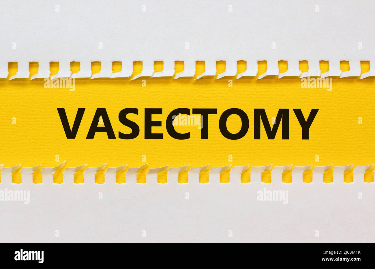 Vasektomie-Symbol. Konzept Wörter Vasektomie auf gelbem und weißem Papier. Schöner weißer Hintergrund. Medizinisches und vasektomies Problemkonzept. Konzeptionelle ima Stockfoto