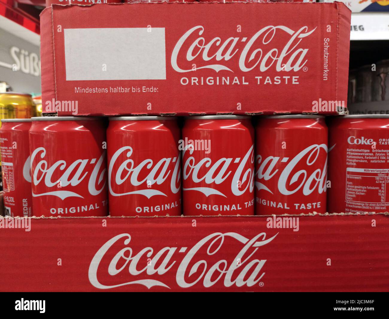 Coca-Cola-Gläser im Penny-Laden gesehen. (Foto von Igor Golovniov / SOPA  Images/Sipa USA Stockfotografie - Alamy