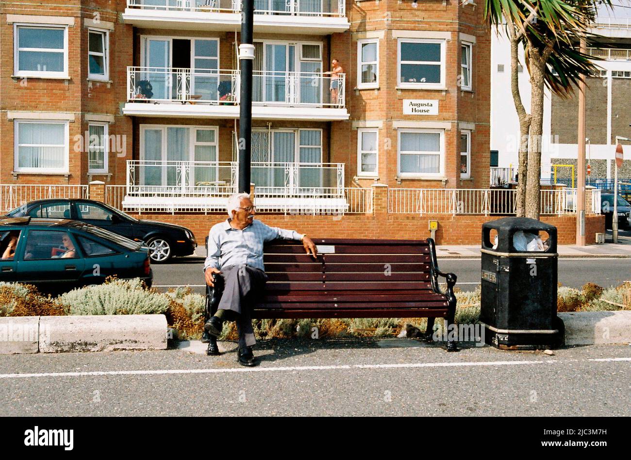 AJAXNETPHOTO. WORTHING, ENGLAND. - AUSZEIT - AUF DER PROMENADE. FOTO: JONATHAN EASTLAND/AJAX REF: CNV00014 61208 Stockfoto