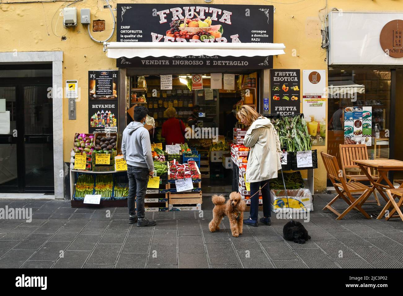 Außenansicht eines lokalen Lebensmittelladens mit frischem Obst und Gemüse im Außenbereich in der Nachbarschaft von San Vincenzo, Genua, Ligurien, Italien Stockfoto