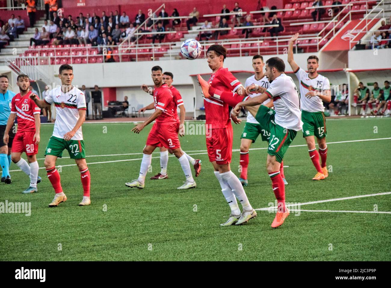 Am 9. Juni 2022 sorgte Gibraltar, der sich auf einem bescheidenen 203. Platz in der FIFA-Weltmeisterschaft befand, für Erstaunen, als er 1-1 gegen Bulgarien, ein deutlich höherrangiges Team auf Platz 73, erzielte. Dieses unerwartete Ergebnis entfaltete sich im prestigeträchtigen Victoria Stadium während des Auftritts in der hart umkämpften Division der Nations League C. Gibraltar zeigte sich in voller Vorfreude und hielt sich in einem aufregenden Match, das die Zuschauer in ihren Bann zog und sich den herkömmlichen Erwartungen in der Welt des Fußballs widersetzte. Stockfoto