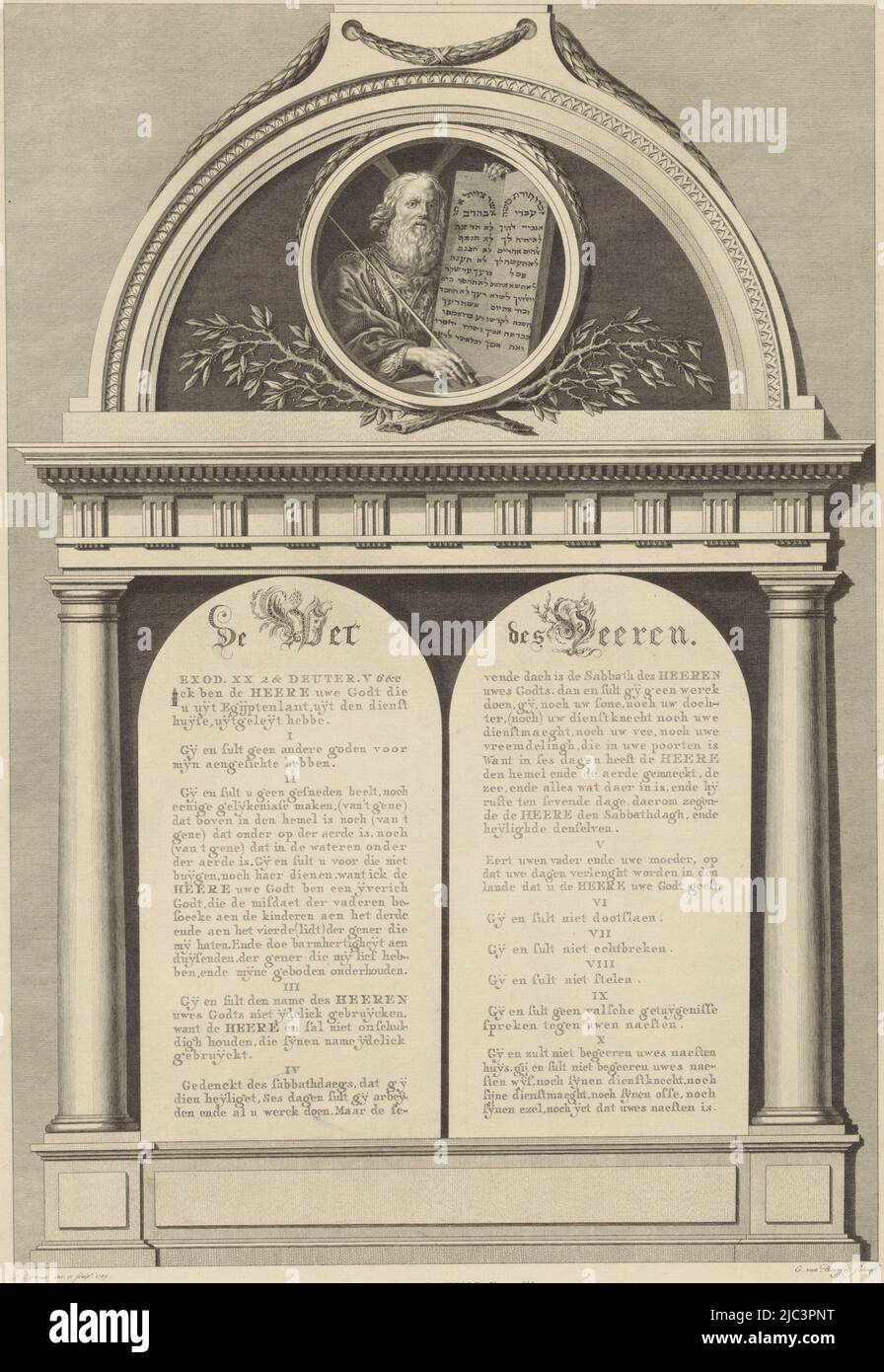 Die beiden Steintafeln mit den zehn Geboten in Kalligraphie. Zentral oben in einem runden Medaillon: Moses mit den zehn Geboten, Moses und den zehn Geboten, Druckerei: Louis E.F. Garreau, (auf Objekt erwähnt), Louis E.F. Garreau, (erwähnt auf Objekt), Cornelis van Baarsel, (erwähnt auf Objekt), Amsterdam, 1789, Papier, Radierung, Gravur, H 482 mm × B 338 mm Stockfoto