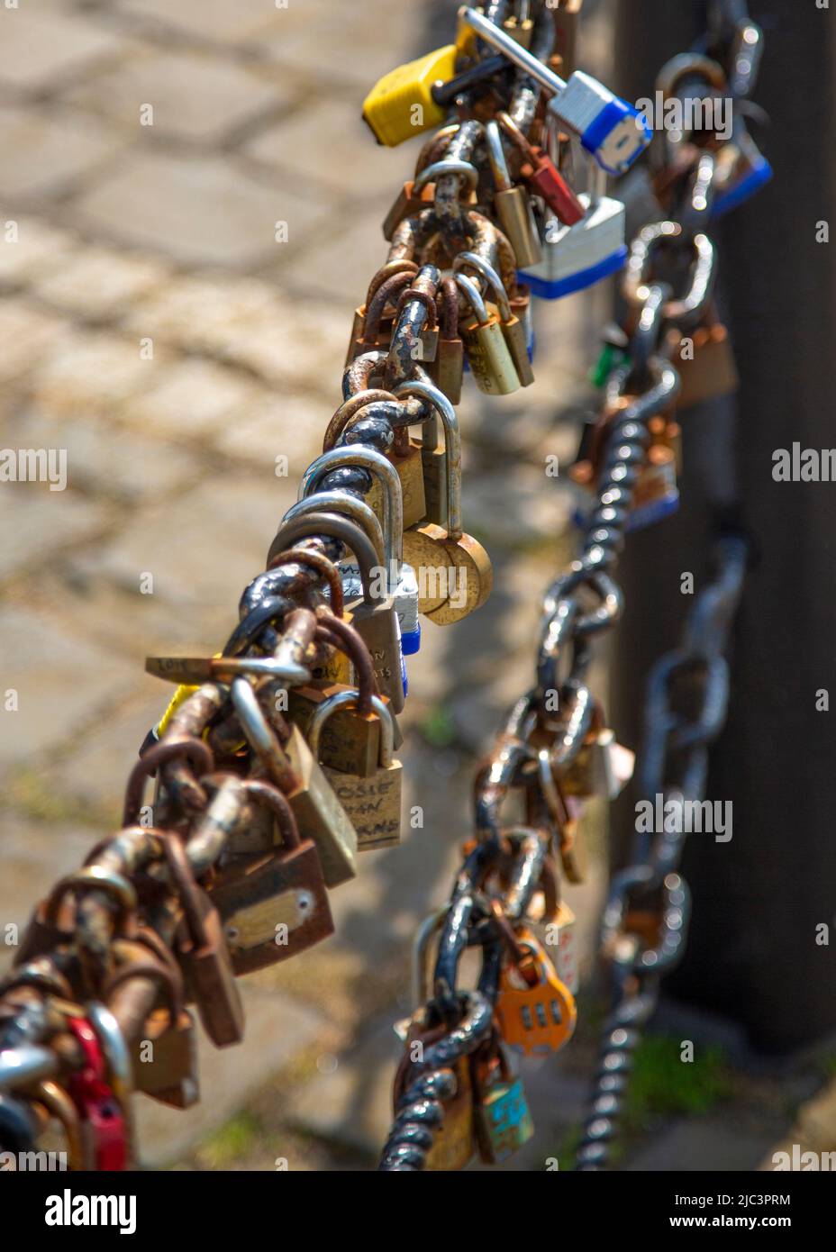 Die Liebesschlösser am Zaun am Liverpooler Ufer erinnern an einen verlorenen geliebten Menschen. Stockfoto