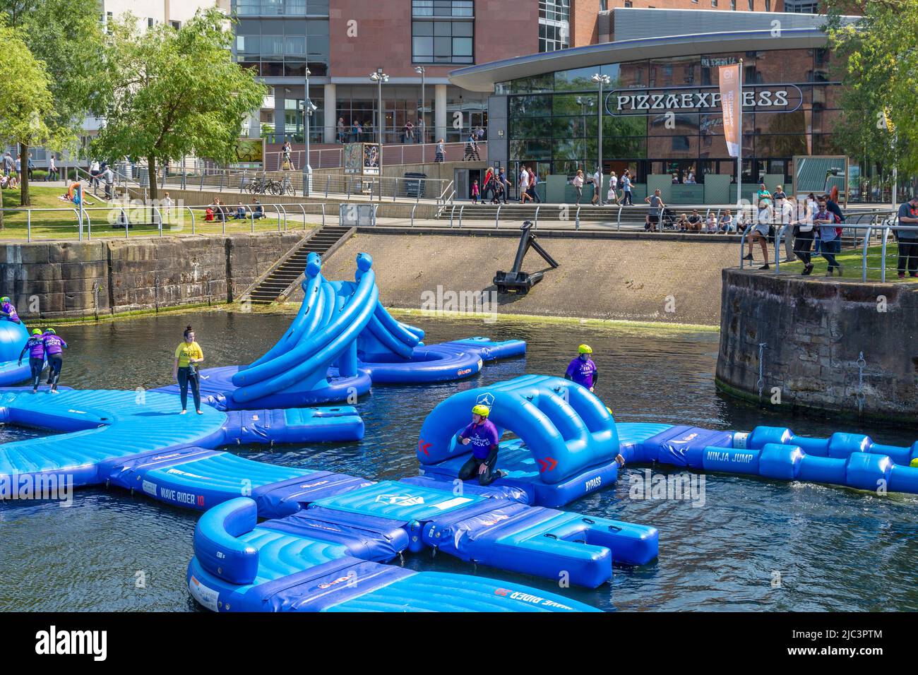 Wasseraktivitäten in Dukes Dock, Liverpool. Stockfoto