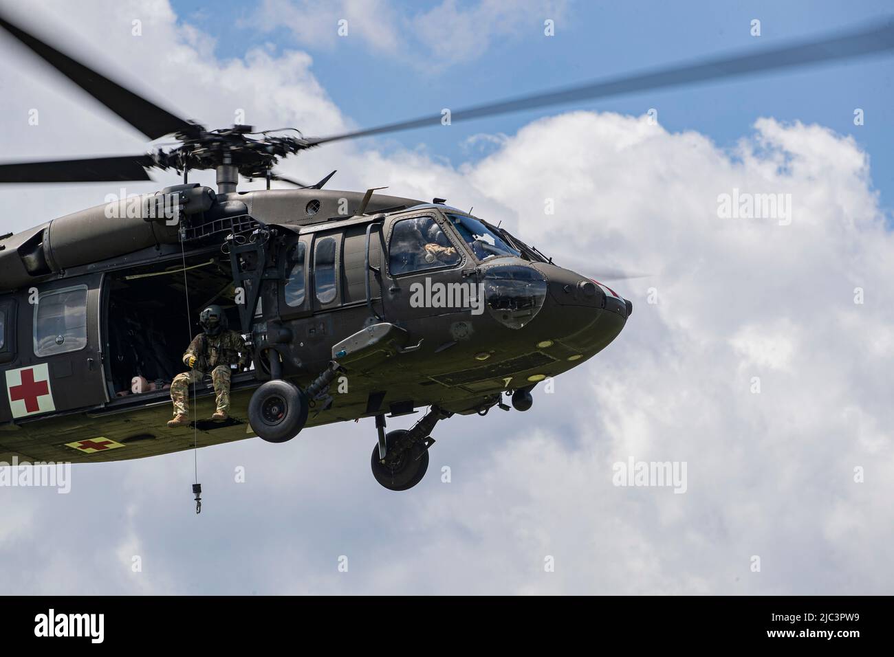 Ein Hubschrauber der New Jersey National Guard UH-60L Black Hawk mit Ablösung 1, C Company, 1-171. MEDEVAC fliegt während einer Schulung im Medical Simulation Training Center auf der Joint Base McGuire-Dix-Lakehurst, New Jersey, 9. Juni 2022. Das Medical Simulation Training Center bietet hochmoderne Schulungen an, um Studenten dabei zu unterstützen, ihre Kenntnisse in der Behandlung aller Bereiche von Traumata und grundlegenden medizinischen Szenarien zu erlangen. (USA Foto der Air National Guard von Meister Sgt. Matt Hecht) Stockfoto