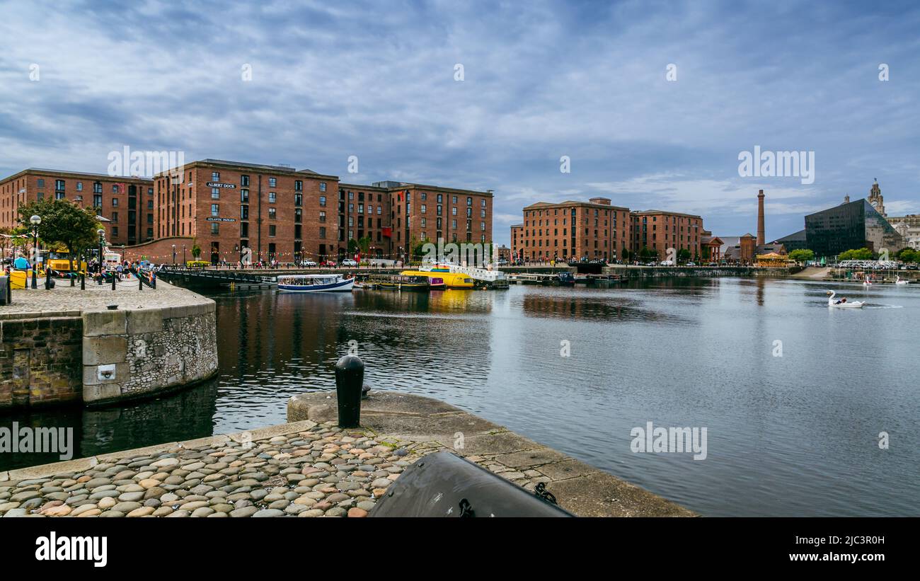 Liverpool Docks mit Blick auf Pumphouse und hohe Schiffe. Stockfoto
