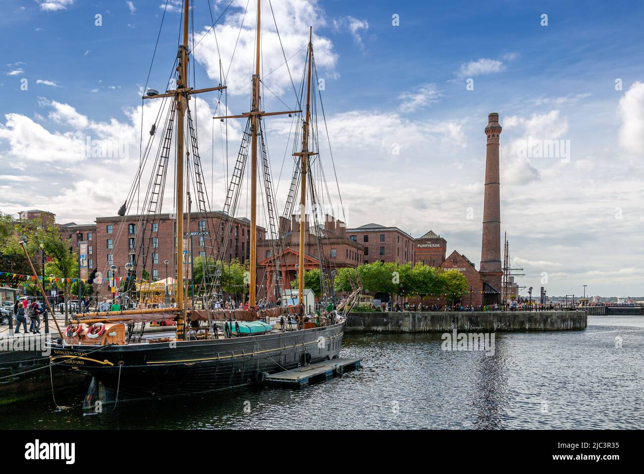 Liverpool Docks mit Blick auf Pumphouse und hohe Schiffe. Stockfoto