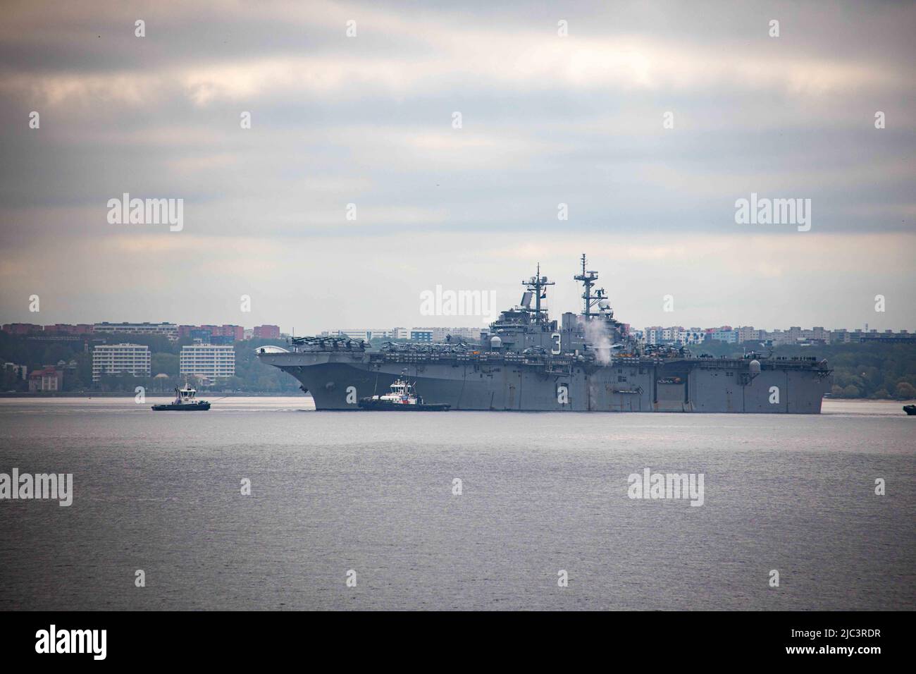 Das amphibische Sturmschiff USS Kearsarge (LHD 3) der Wasp-Klasse nähert sich nach der Übung Siil (Igel) 22, 27. Mai 2022, dem Hafen in Tallinn, Estland, für einen Hafenbesuch. Die Kearsarge Amphibious Ready Group und die eingeschiffte 22. Marine Expeditionary Unit, unter dem Kommando und der Kontrolle der Task Force 61/2, befinden sich im geplanten Einsatzgebiet der US Naval Forces Europe, das von der US Sixth Fleet zur Verteidigung der Interessen der USA, der Alliierten und der Partner eingesetzt wird. (USA Marine Corps Foto von Sgt. Dylan Chagnon) Stockfoto